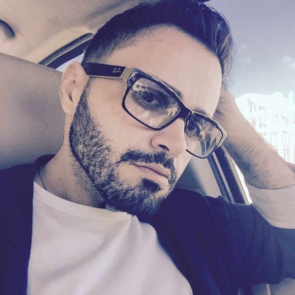 Meet your Posher, Carlos - Picture 1 of 7